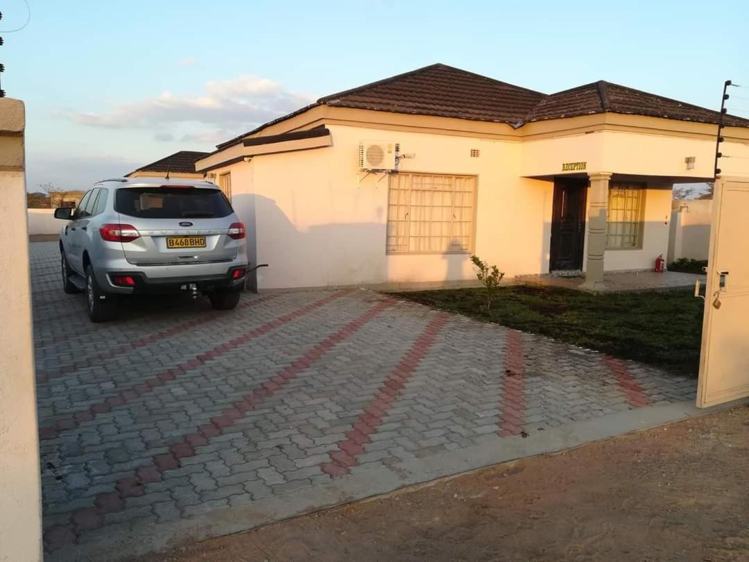 Lee Bed & Breakfast Francistown Exterior foto